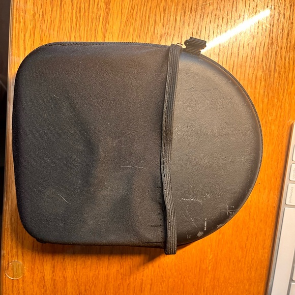 Used Bose noise canceling headphones, rechargeable, high quality sound. - Picture 3 of 3